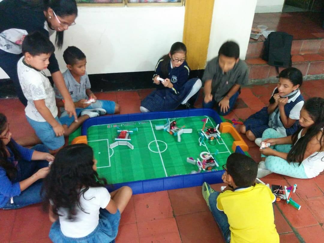 Estudiantes de Robledo se benefician con el Aula Cientec